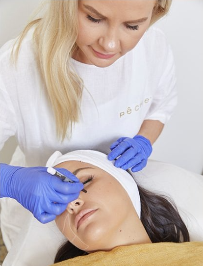 Pêche registered nurse treating a client's face